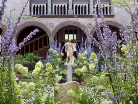 Outside of the Isabella Stewart Gardener Museum